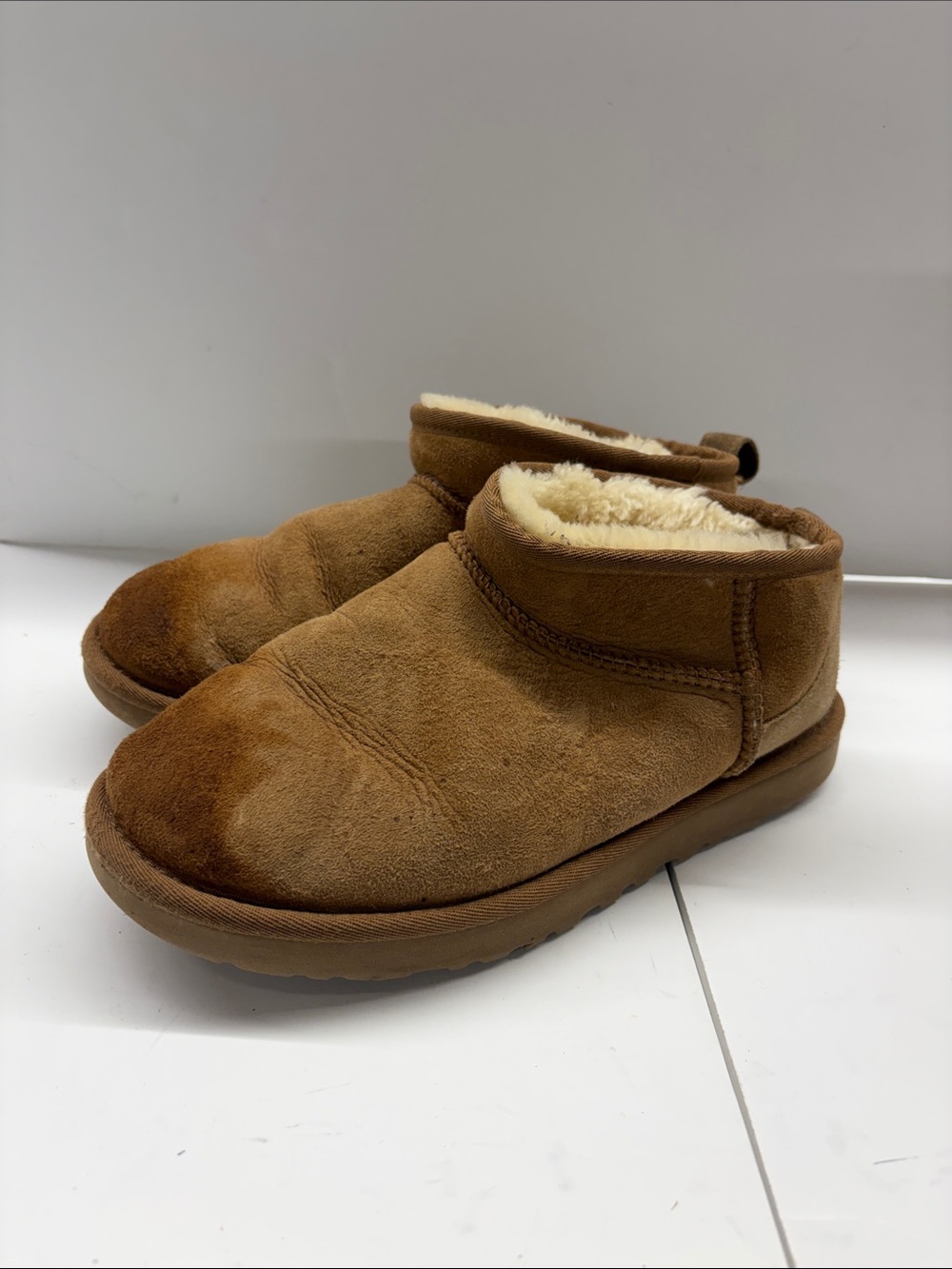 Used women’s size 8 Ugg low boots in tan